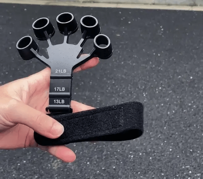 Gripster™ et sa sangle tenus en main, résistances 13, 17 et 21 lb